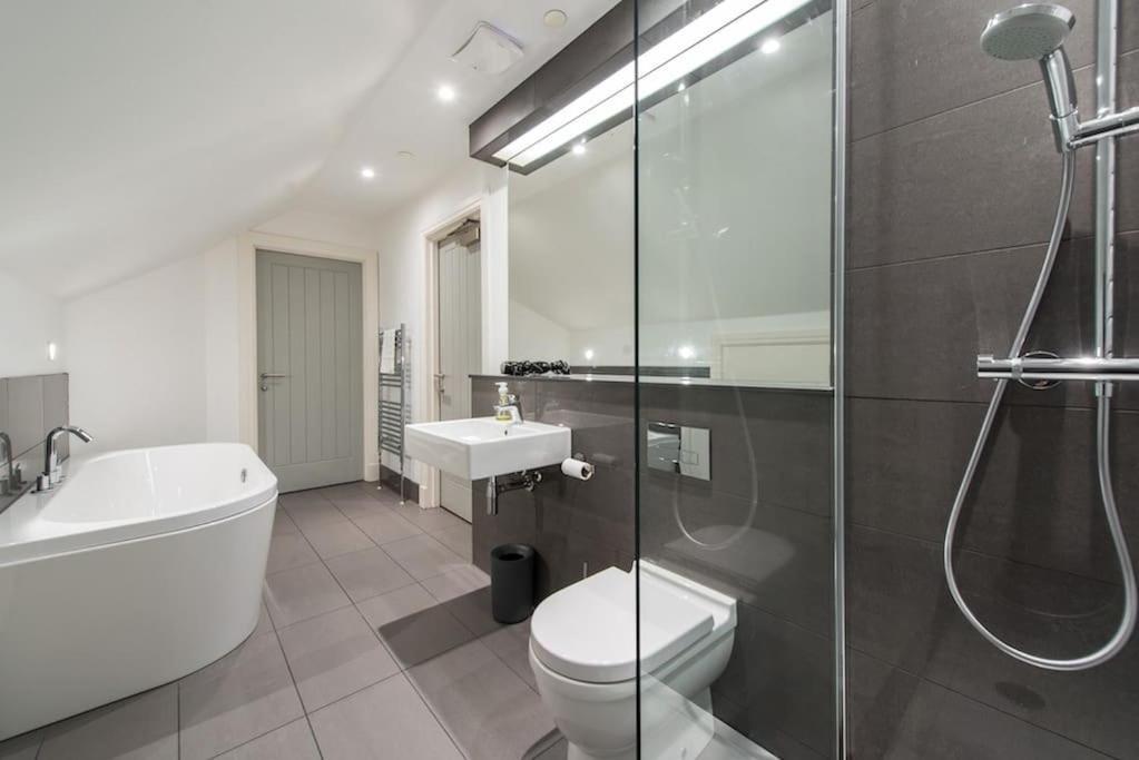 Cool Urban Apartment With Stunning Castle Views Edimburgo Exterior foto