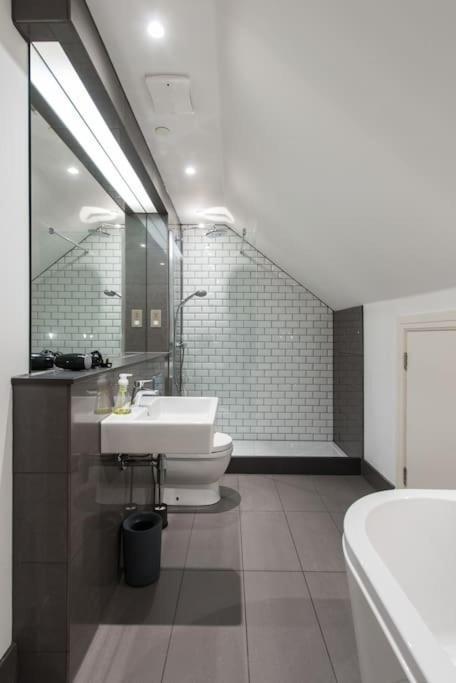Cool Urban Apartment With Stunning Castle Views Edimburgo Exterior foto